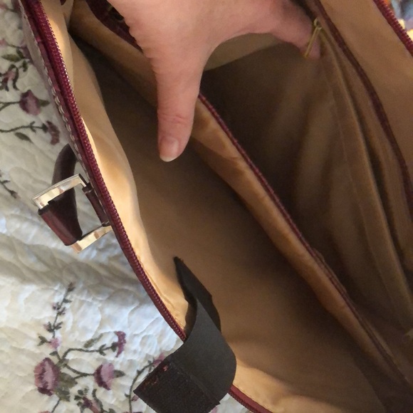 Computer bag. Burgundy colored reptile print. - Picture 7 of 8